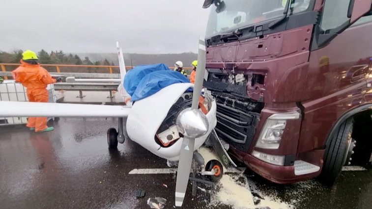 Imaginea articolului Un avion a fost lovit de un TIR condus de un român, pe o autostradă din Germania