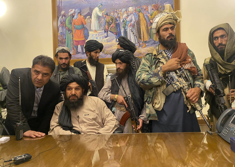 Imaginea articolului Fostul preşedinte afgan descrie momentul în care a fugit de talibani. „Nu ştiam unde vom merge”
