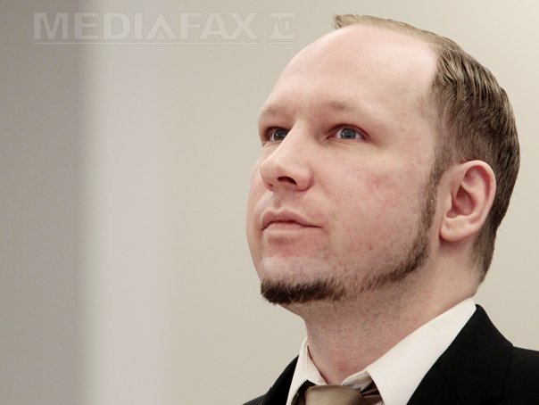 Imaginea articolului Anders Breivik, autorul atacului cu 77 de morţi în Norvegia, vrea să fie eliberat condiţionat. La intrarea în tribunal a făcut un salut nazist