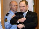 Imaginea articolului Gest revoltător al autorului celui mare mare masacru din Norvegia. Anders Behring Breivik făcut un salut nazist la intrarea în sala de judecată
