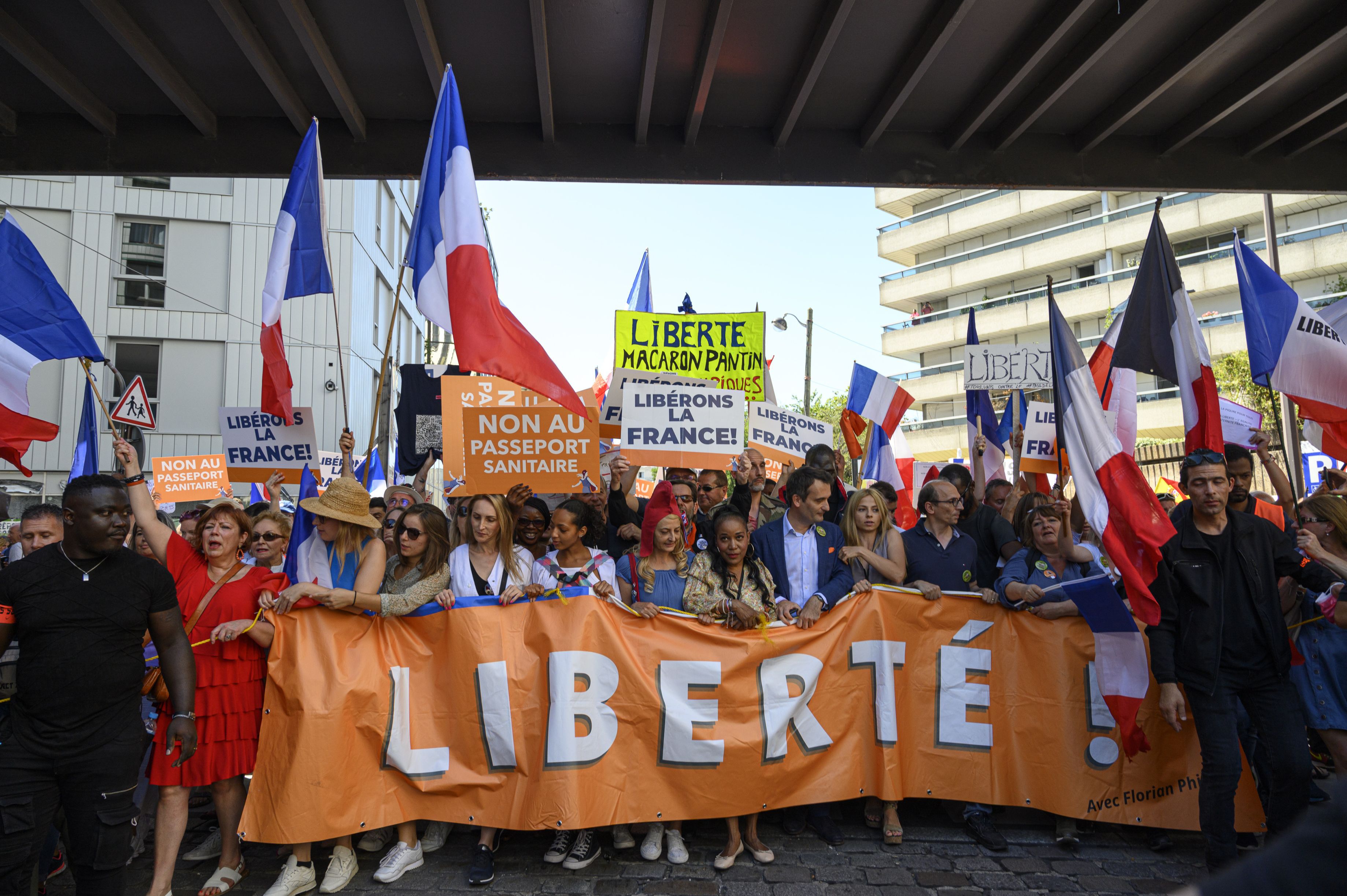 Proteste în mai multe oraşe din Franţa faţă de certificatul de vaccinare şi situaţia socială