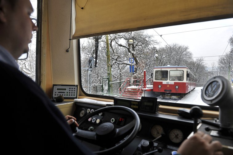 Imaginea articolului Mecanicii de locomotivă din Ungaria vor salarii mai mari. Sindicatele au anunţat grevă