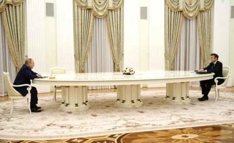 Imaginea articolului De ce l-a aşezat Putin pe Macron la o masă de 6 metri