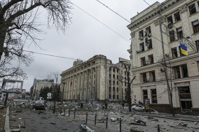 Imaginea articolului Ucraina rezistă eroic după şapte zile de război. Noi explozii puternice la Kiev. Raidurile aeriene lovesc ţinte civile. A fost distrusă o centrală termică, oamenii au rămas fără căldură