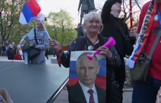 Imaginea articolului Proteste pro-ruse în Belgrad. Protestatarii au afişat fotografii ale preşedintelui Vladimir Putin şi au purtat tricouri cu litera "Z". Un steag rusesc a fost pus pe clădirea preşedinţiei