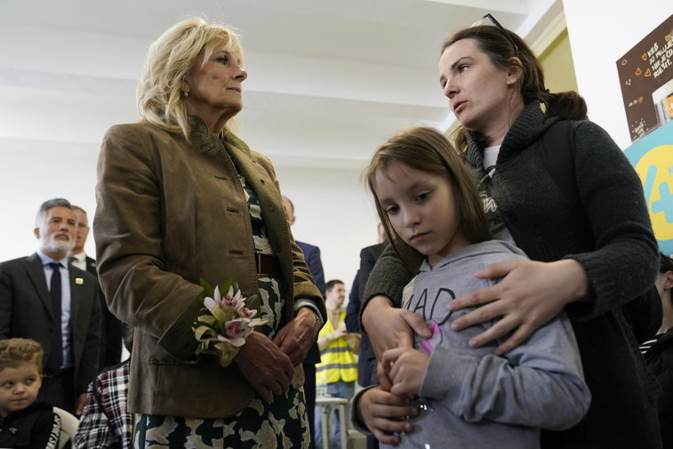 Imaginea articolului Prima Doamnă a SUA, Jill Biden, s-a întâlnit cu refugiaţi ucraineni în estul Slovaciei