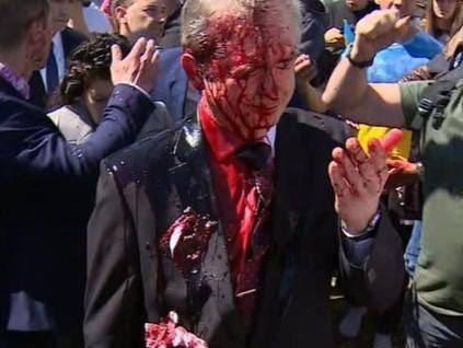Imaginea articolului Ambasadorul Rusiei în Polonia a fost atacat la o ceremonie din Varşovia cu ocazia Zilei Victoriei. A fost stropit cu vopsea roşie