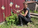 Imaginea articolului Un artist pictează flori pe găurile lăsate de gloanţe în Bucea