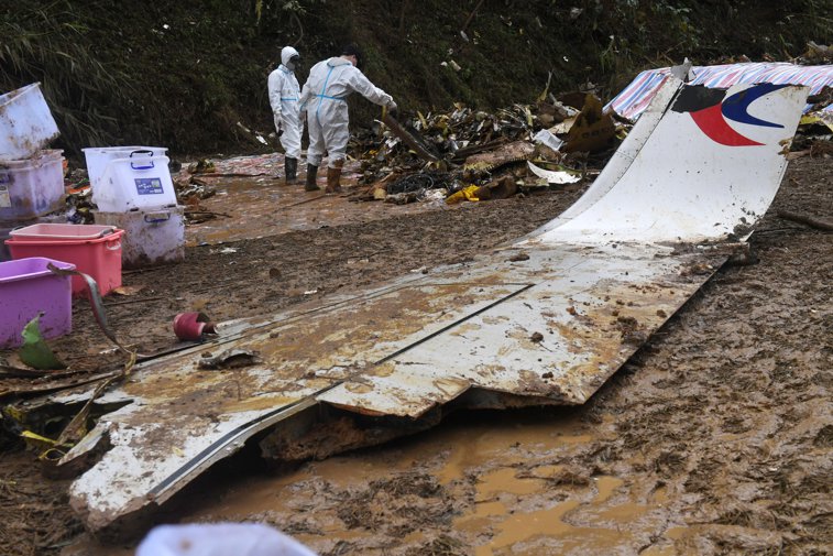 Imaginea articolului Răstunare de situaţie în cazul accidentului aviatic în care au murit 132 de oameni în China. Avionul ar fi fost prăbuşit intenţionat