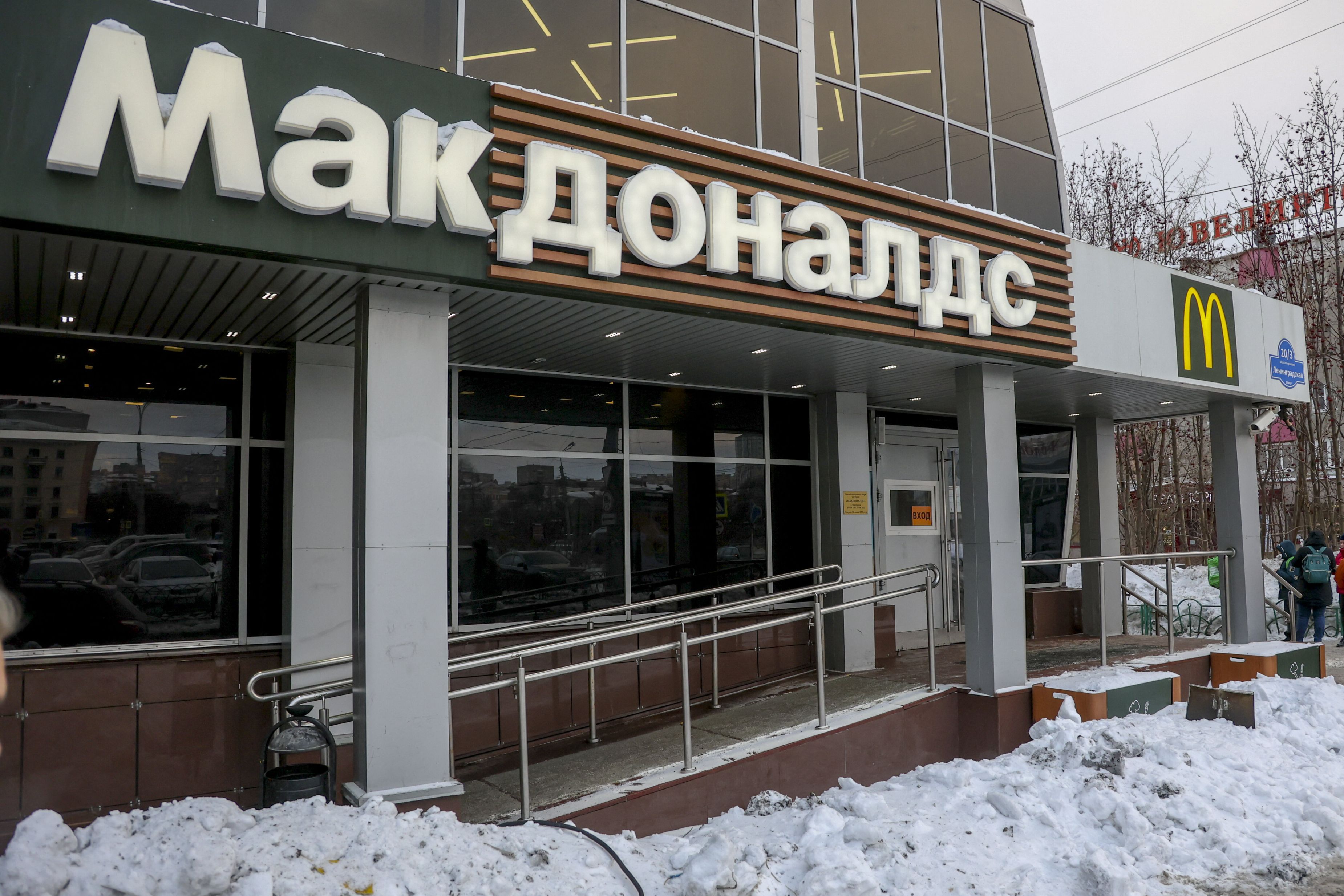McDonald’s îşi va vinde restaurantele din Rusia unui afacerist siberian