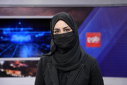 Imaginea articolului Talibanii obligă prezentatoarele TV să-şi acopere faţa. În semn de solidaritate, unii prezentatori au purtat mască