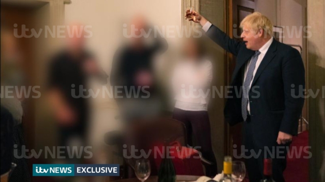 Imaginea articolului Partygate: Noi fotografii cu petrecerea la care a participat Boris Johnson când era lockdown