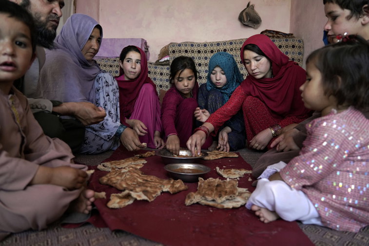 Imaginea articolului Criză alimentară în Afganistan. 1,1 milioane de copii afgani s-ar putea confrunta cu malnutriţie severă în acest an