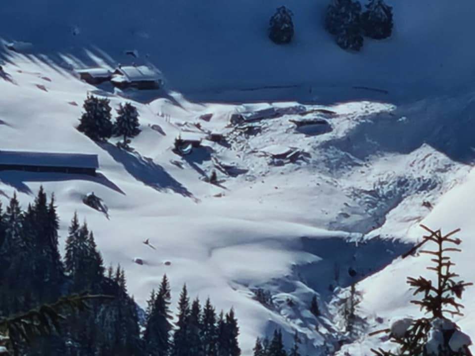 O cădere de gheaţă a ucis două persoane şi a rănit nouă în Alpii elveţieni