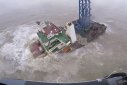 Imaginea articolului O navă s-a scufundat în urma unei furtuni în largul Hong Kong-ului. Zeci de membri ai echipajului sunt în pericol