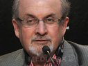 Imaginea articolului Salman Rushdie a fost deconectat de la ventilator şi poate vorbi