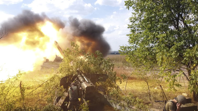 Imaginea articolului Războiul din Ucraina, ziua 174.  Atac cu rachete în nordul Ucrainei / Noi explozii în Crimeea / Luptele continuă în apropierea centralei Zaporojie. AIEA este îngrijorată de evoluţia evenimentelor / Rusia prelungeşte starea de urgenţă în Crimeea