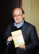 Imaginea articolului Iranul nu se simte responsabil pentru atacul violent suferit de Rushdie. Oficialii de la Teheran îl acuză pe scriitor şi susţinătorii săi