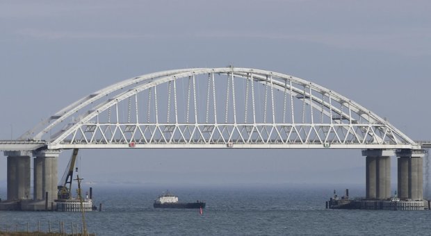 Trafic record pe podul care leagă Crimeea de Rusia. Oamenii încearcă să părăsească peninsula