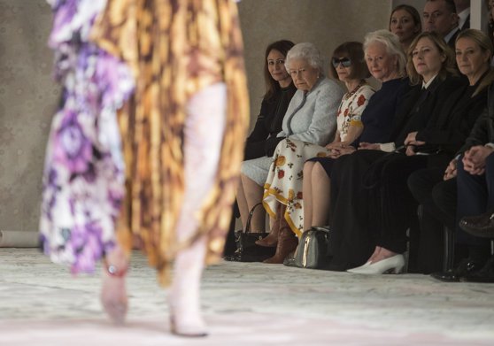 Imaginea articolului Săptămâna Modei de la Londra urcă pe scenă, în ciuda doliului pentru Regină


