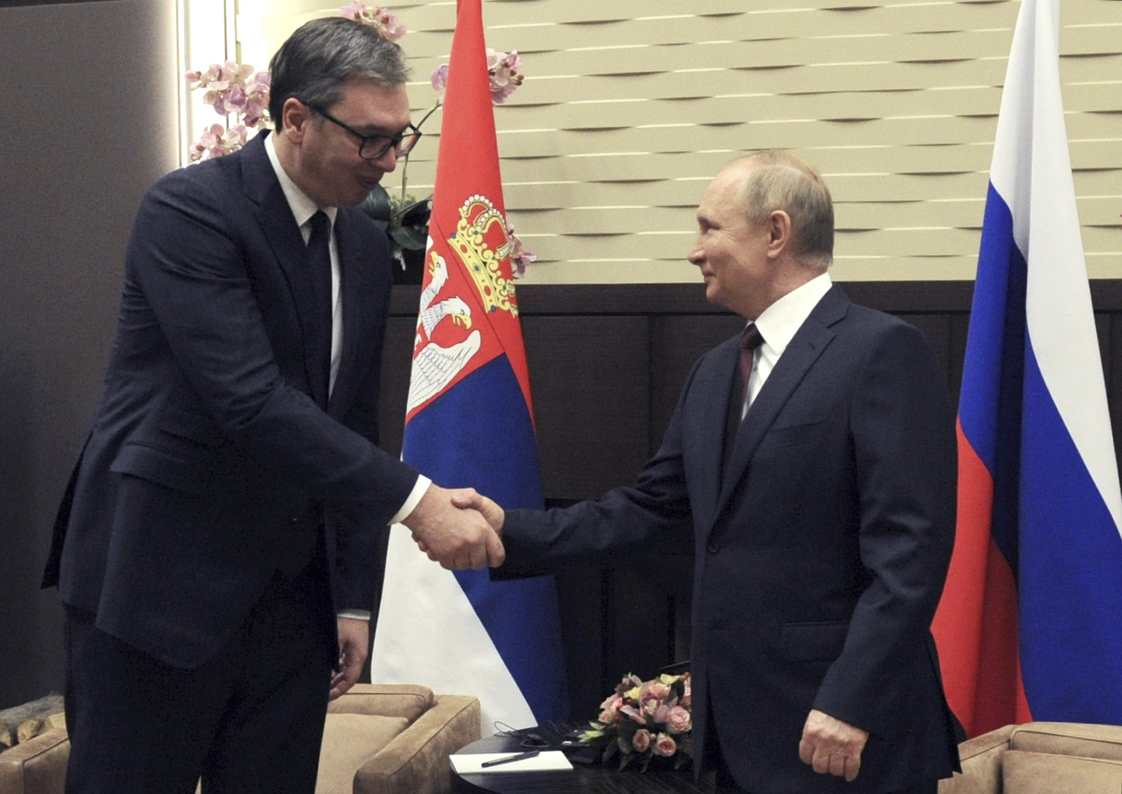 UE denunţă decizia Serbiei de a organiza consultări periodice cu Rusia în materie de politică (...)