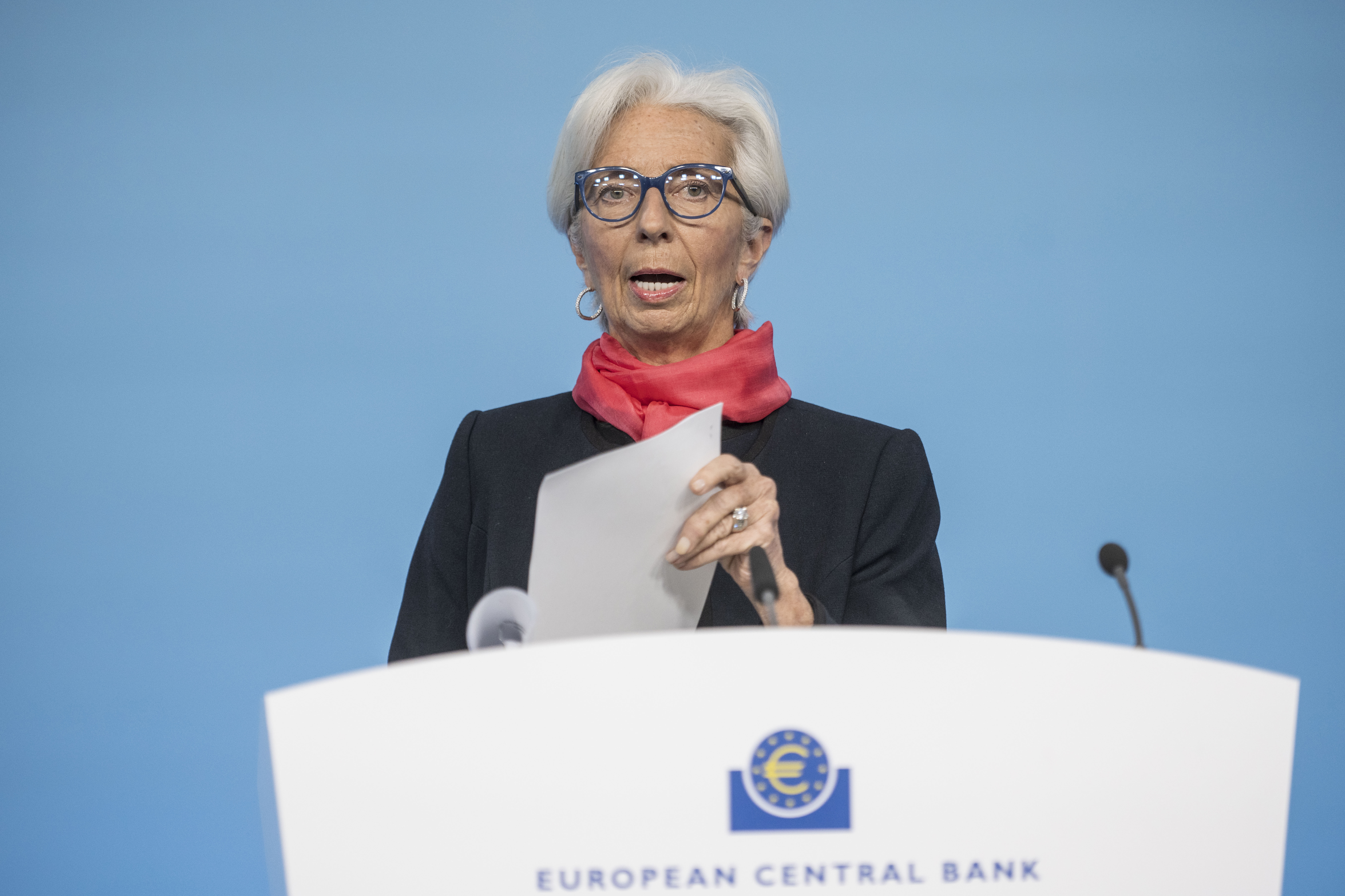 Lagarde îndeamnă statele UE să adopte doar măsuri de asistenţă temporare, în contextul inflaţiei