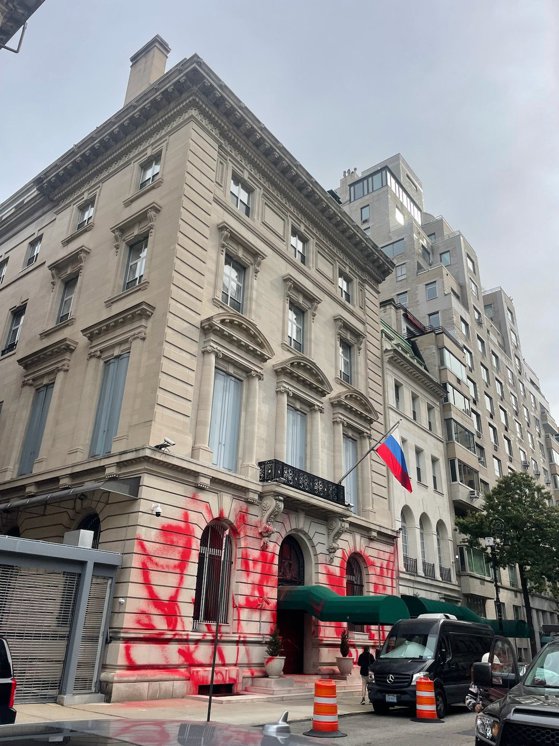 Imaginea articolului Consulatul rus din New York a fost vandalizat/ "Este vandalism, dar este expresia modului în care oamenii din New York îşi dau seama că Putin ucide oameni"