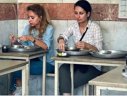 Imaginea articolului Abuzurile continuă în Iran. O femeie care a mâncat în public la restaurant fără hijab, arestată 