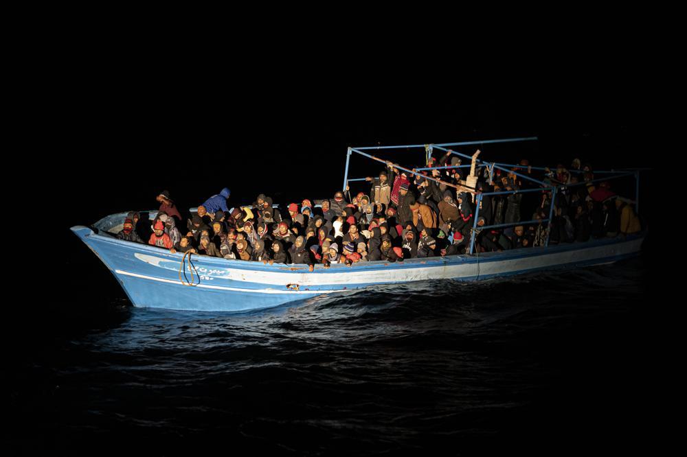 Cel puţin 16 migranţi morţi într-un naufragiu în largul insulei greceşti Lesbos