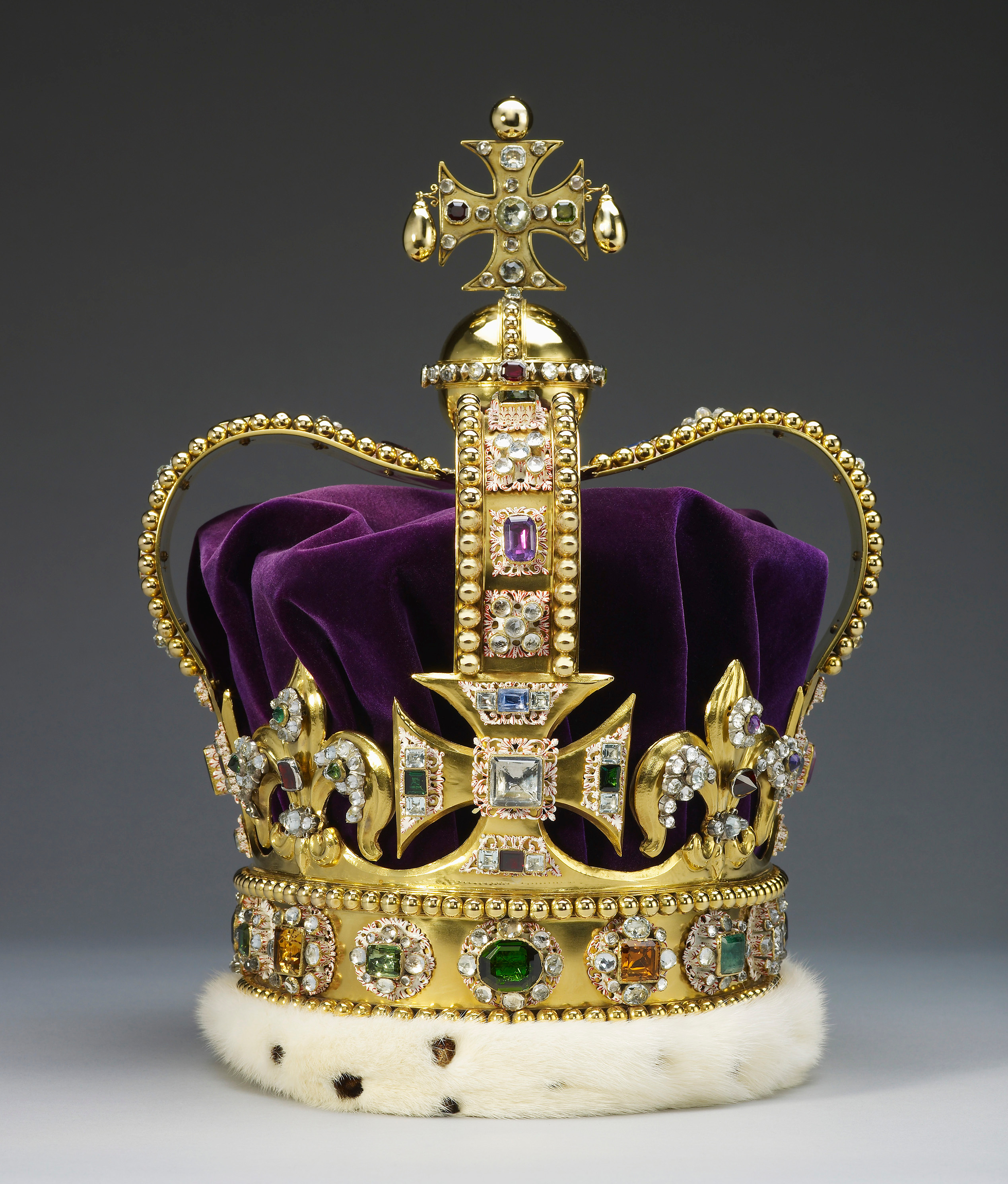 Coroana britanică va fi modificată pentru încoronarea regelui Charles. Când va avea loc evenimentul