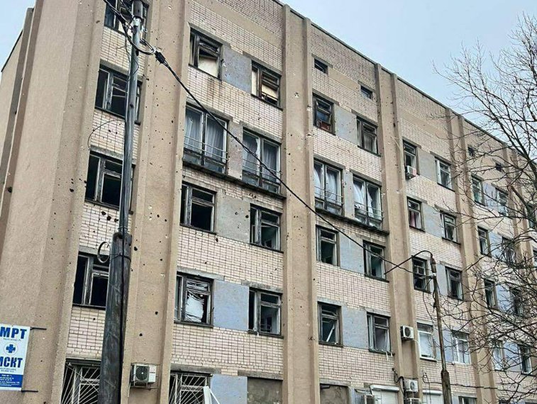 Imaginea articolului Rusia bombardează o maternitate din Kherson. Nu este prima oară când invadatorii lovesc maternităţi