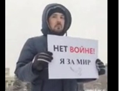Imaginea articolului Novosibirsk: Un rus care a afişat o pancartă anti-război a fost reţinut