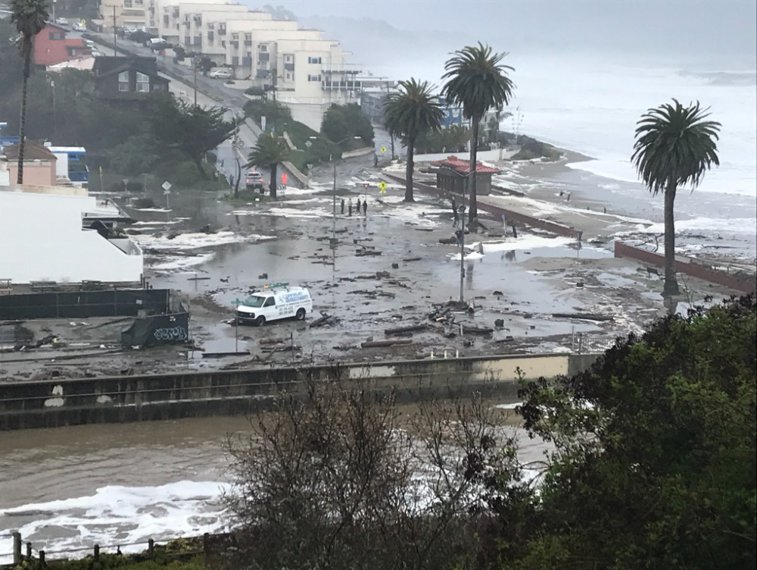 Imaginea articolului Furtuna din California lasă peste 560.000 de locuinţe fără curent electric