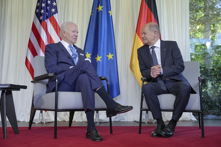 Imaginea articolului Parteneriatul SUA - Germania, pilonul alianţei occidentale. Cum l-a forţat Scholz pe Biden să se răzgândească în privinţa tancurilor pentru Ucraina
