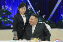 Imaginea articolului Fetiţa despre care se crede că este fiica lui Kim Jong Un, în centrul atenţiei la un banchet militar