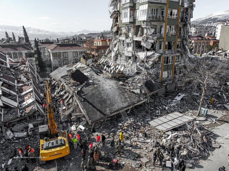 Imaginea articolului Cutremurele din Turcia şi Siria, ziua 6. "Mi-e sete. În ce zi suntem?", întreabă un elev de liceu care a rezistat 119 de ore sub dărâmături. Autorităţile turce reţin antreprenori pentru construcţia clădirilor care s-au prăbuşit 