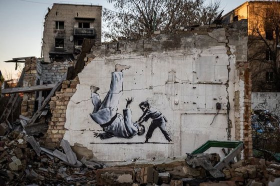 Imaginea articolului Ucraina emite un timbru poştal care reproduce o pictură murală a lui Banksy