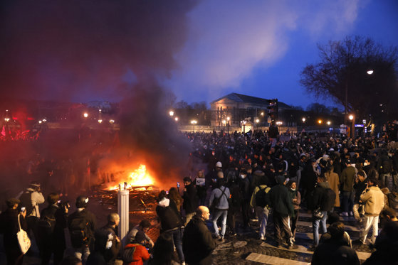 Imaginea articolului Proteste spontane în Franţa din cauza reformei pensiilor / Opoziţia pregăteşte moţiune de cenzură