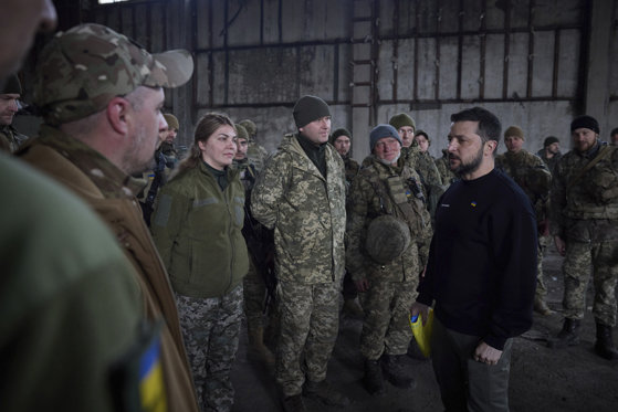 Imaginea articolului Războiul din Ucraina, anul 2, ziua 28. Zelenski a mers într-o zonă fierbinte din Herson / Capacitatea ofensivă a Rusiei în Bahmut este în scădere / Ambasadorul rus la în SUA: Occidentul conduce Omenirea către Armaghedon / Medvedev, zi plină cu vorbe grele