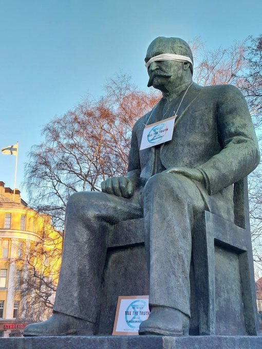 Activiştii de mediu leagă la ochi statuile din Olanda