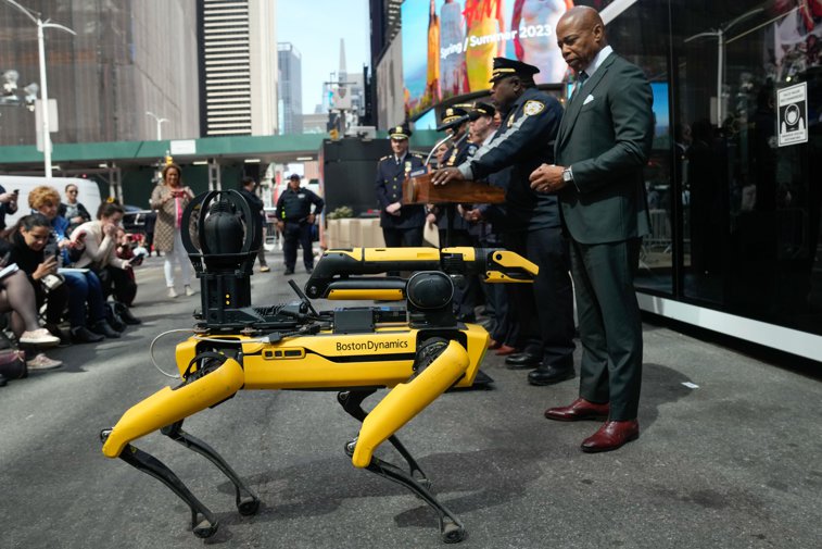 Imaginea articolului Poliţia din New York reintroduce controversatul câine-robot 