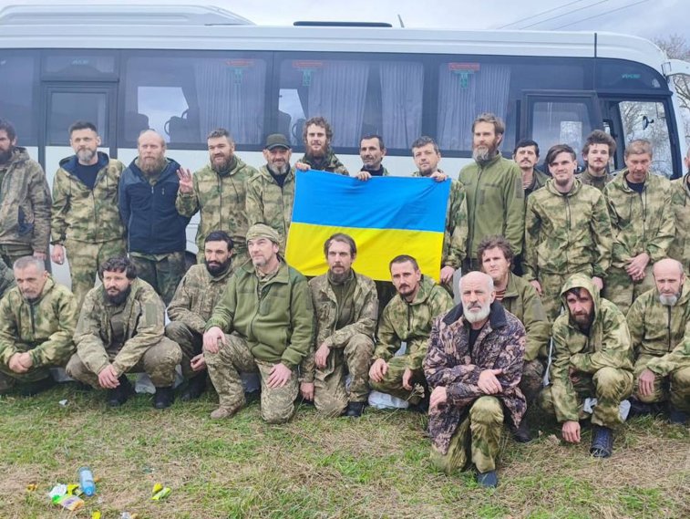 Imaginea articolului Războiul din Ucraina, ziua 417. 130 de prizonieri de război ucraineni se întorc acasă / Atacurile Rusiei în regiunea Mykolaiv au ucis doi adolescenţi / De Paşte, sub bombardamente. Ucrainenii ciocnesc ouă şi zic "Hristos a Înviat" pe front 
