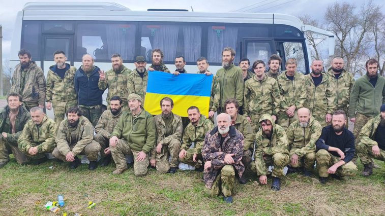 Imaginea articolului 130 de prizonieri de război ucraineni se întorc acasă din captivitatea rusească. Oficial: „Chintesenţa sărbătorii de Paşte este speranţa”