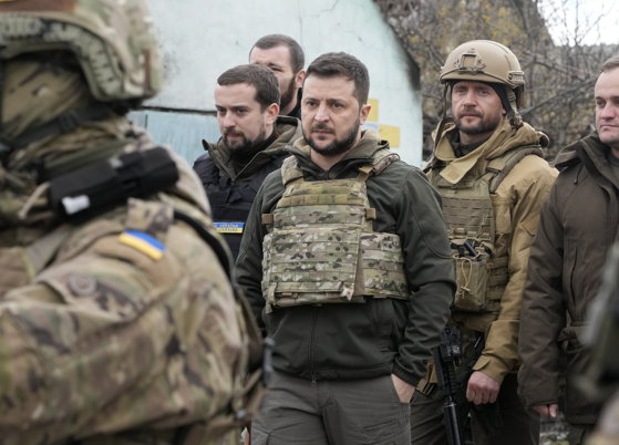 Image of the article Zelensky is not going anywhere unarmed.  What would happen if he were captured by the Russians