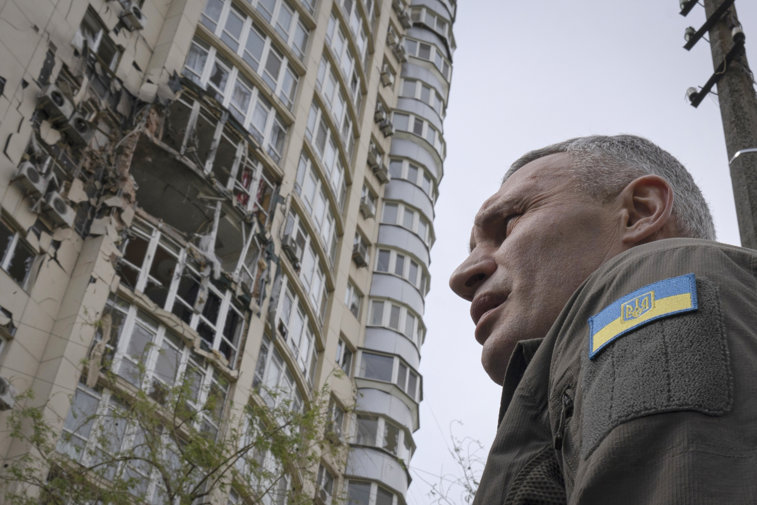 Imaginea articolului Războiul din Ucraina, ziua 440. Un jurnalist francez a fost ucis de rachetele ruseşti / Dispută Ucraina-UE pe tema cerealelor/ SUA anunţă un nou pachet de ajutor financiar şi militar pentru Ucraina/ Putin le transmite soldaţilor ruşi că "întreaga ţară se roagă pentru ei”