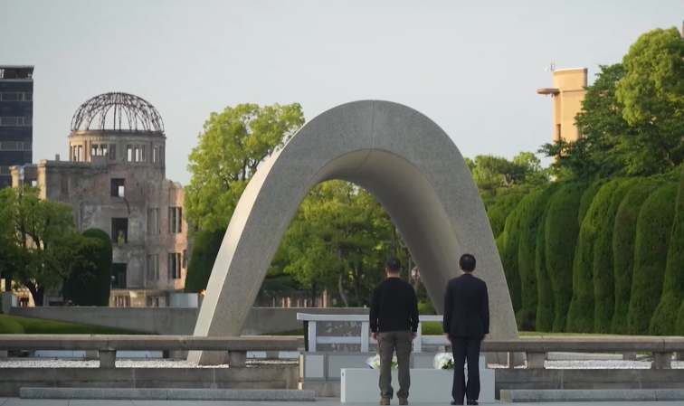Imaginea articolului Războiul din Ucraina, ziua 452. Trupele ucrainene au înconjurat oraşul Bakhmut ocupat de ruşi/ Zelenski a adus un omagiu victimelor bombardamentului nuclear de la Hiroshima/  Zelenski, la prima zi de summit G7 de la Hiroshima: "Am primit avioane F-16. A doua zi va veni cu mai multe surprize" 