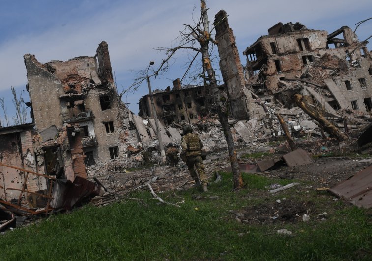 Imaginea articolului Războiul din Ucraina, ziua 453  Rusia evacuează civilii din Belgorod, în contextul confruntărilor militare / Ucraina câştigă teren, soldaţii au avansat la nord şi sud de Bakhmut, pentru a-i încercui pe ruşi în interiorul oraşului în ruine. Ministrul Apărării: „Potenţialul ofensiv al inamicului a fost redus semnificativ, ruşii au suferit pierderi uriaşe”