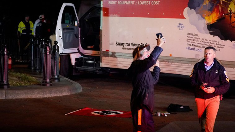 Imaginea articolului Casa Albă: un camion a lovit o barieră, şoferul a fost arestat, un steag nazist a fost confiscat