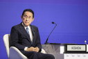 Imaginea articolului Fiul premierului japonez renunţă la funcţia de consilier, după ce a simulat o conferinţă de presă