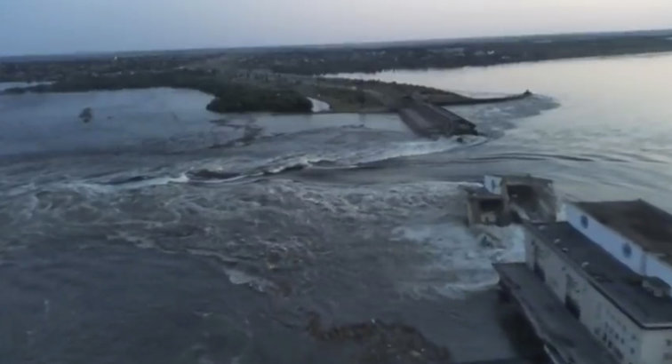 Imaginea articolului Zeci de mii de persoane sunt expuse riscului de inundaţii după prăbuşirea barajului din Ucraina